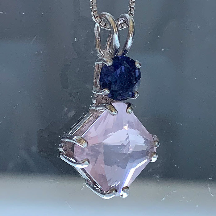Rose Quartz Mini Magician Stone with Round Blue Iolite