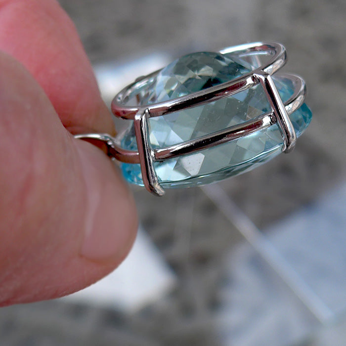 Museum Grade Oval Cut AAA Aquamarine Pendant in White Gold